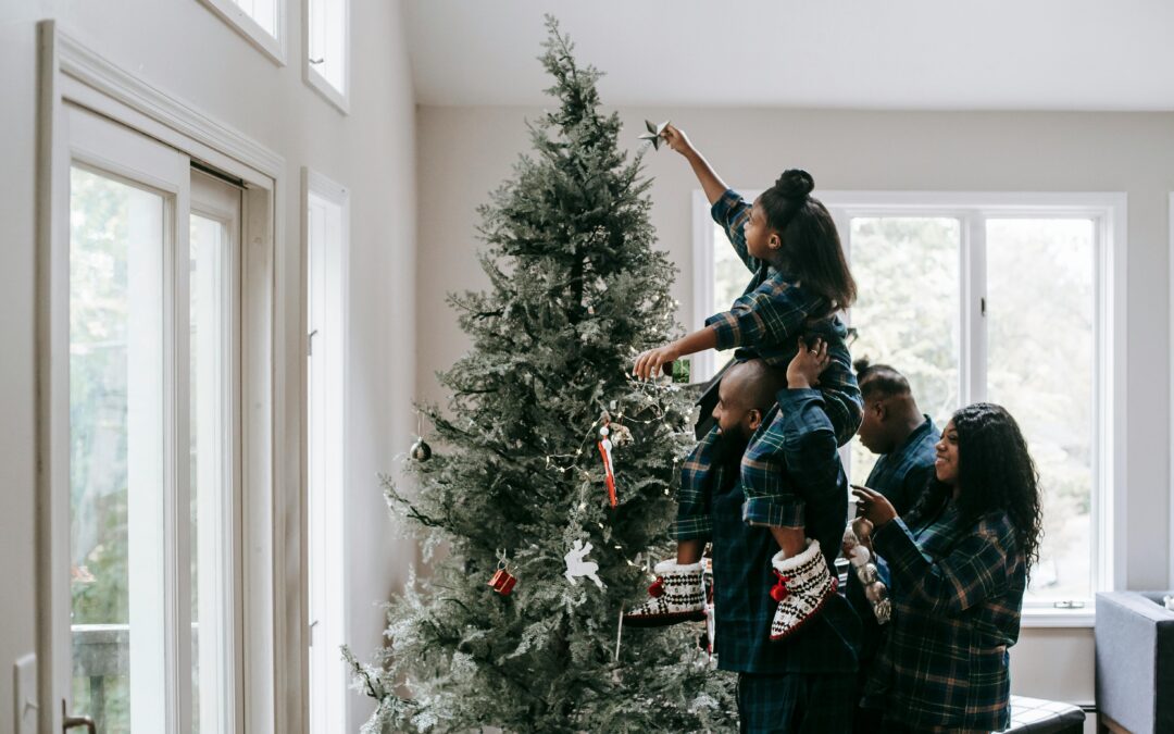 Navidad decorando la casa y el arbolito