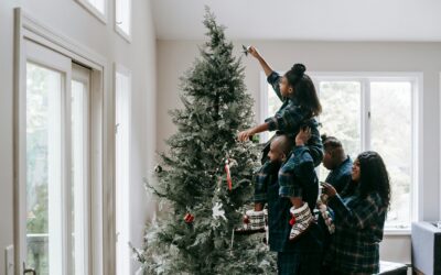 Navidad decorando la casa y el arbolito